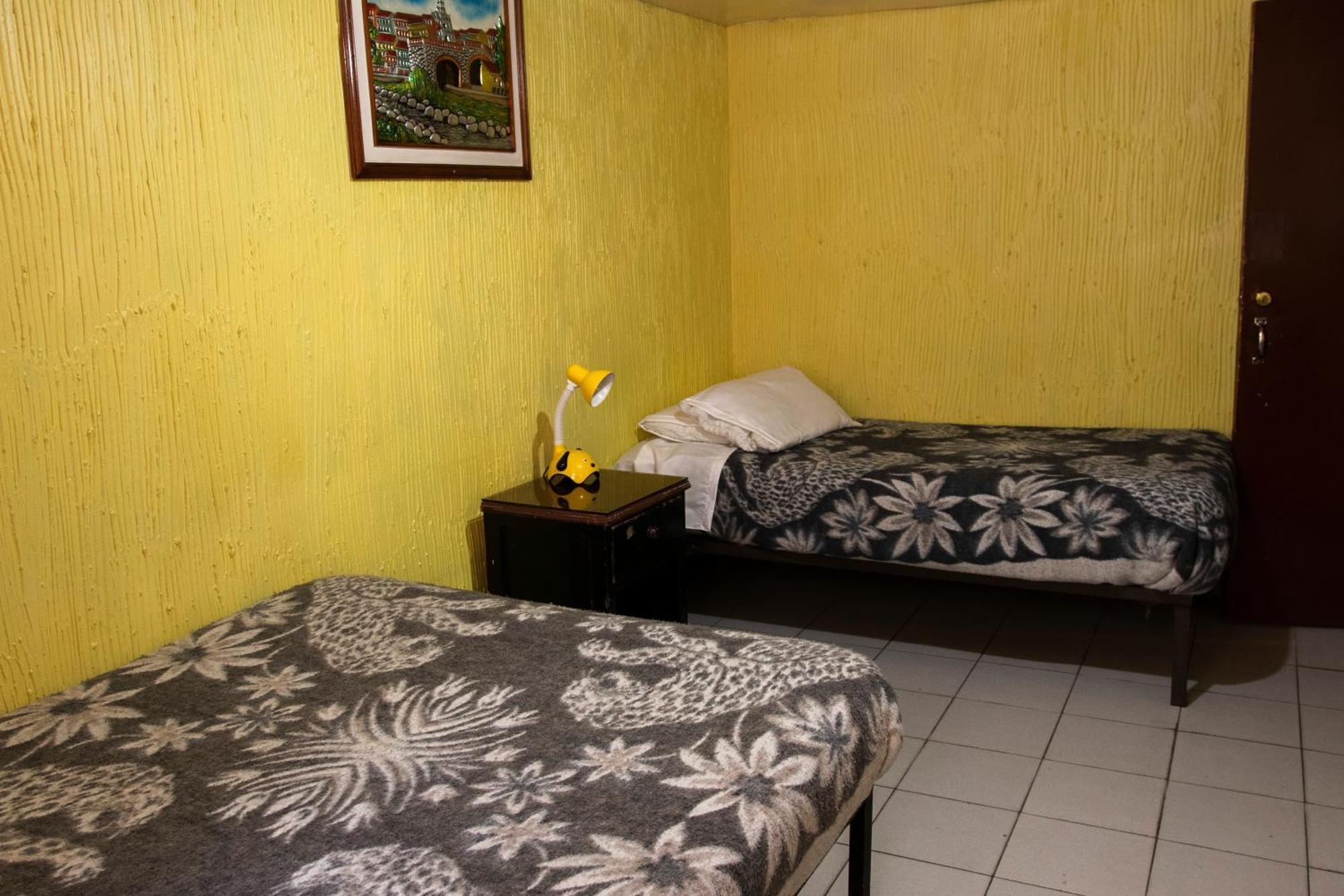 Hostal Carlos Luis Quito Exterior photo